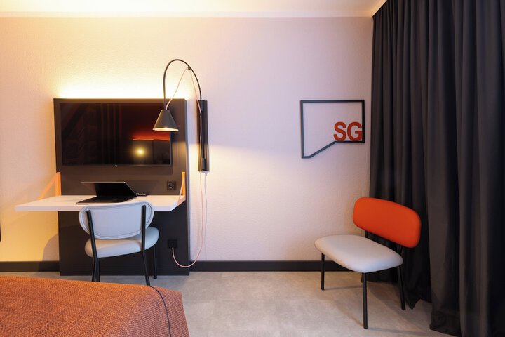 Room 44 of 110