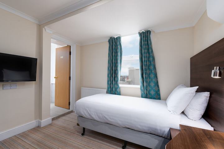 Room 25 of 112