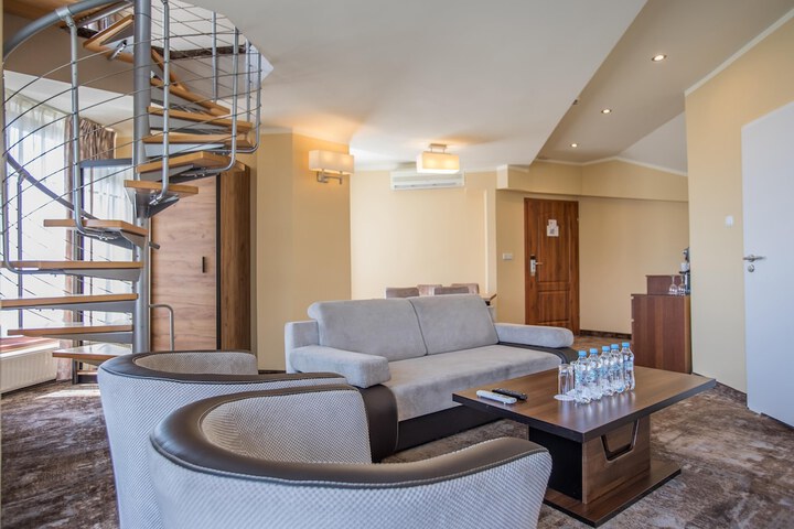 Entrance & Lobby