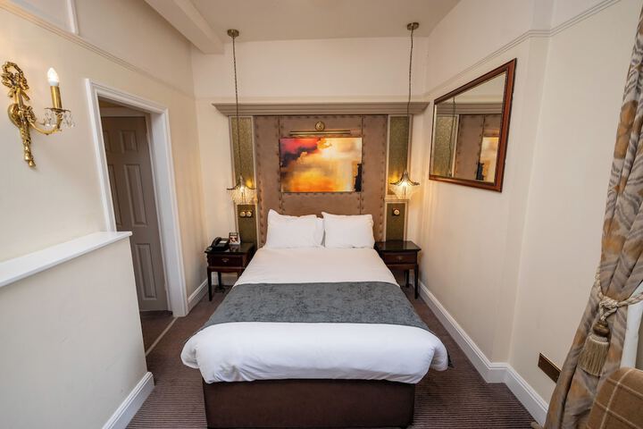 Room 28 of 48