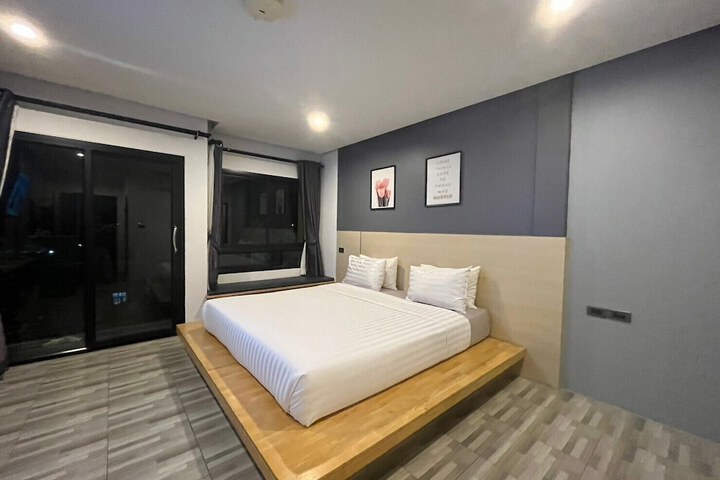 Room 9 of 33