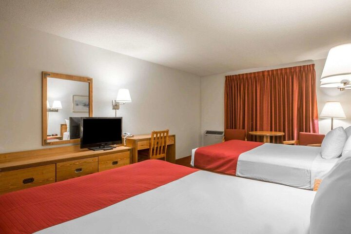 1 Queen Bed (6 of 15)