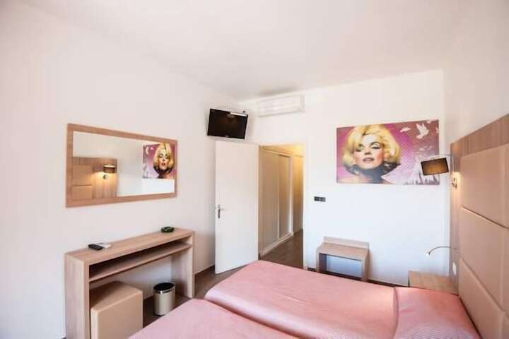 Room 14 of 37