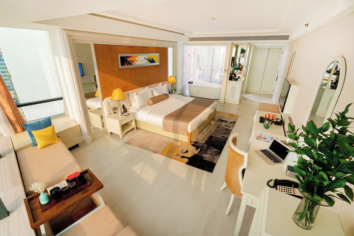 Room 30 of 168