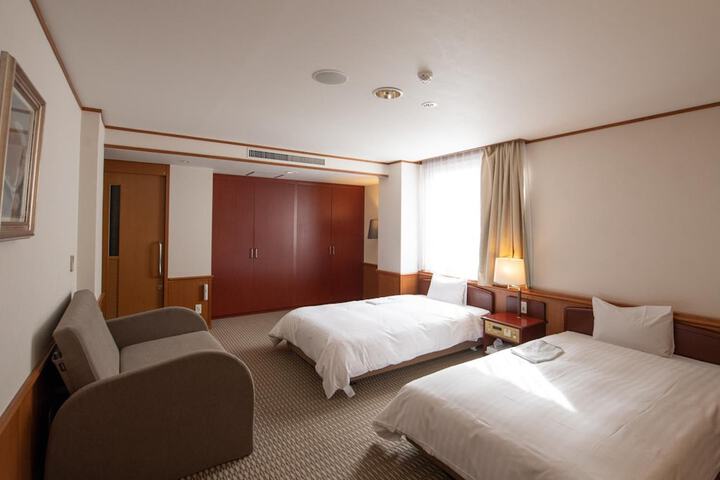 Room 11 of 37