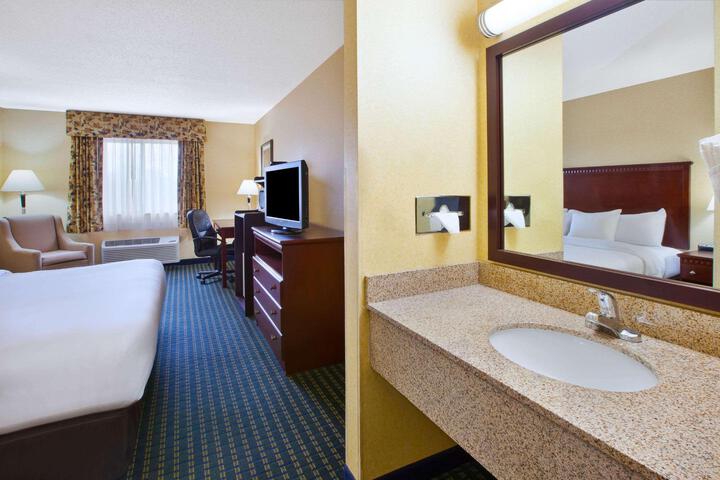 1 King Bed (4 of 6)