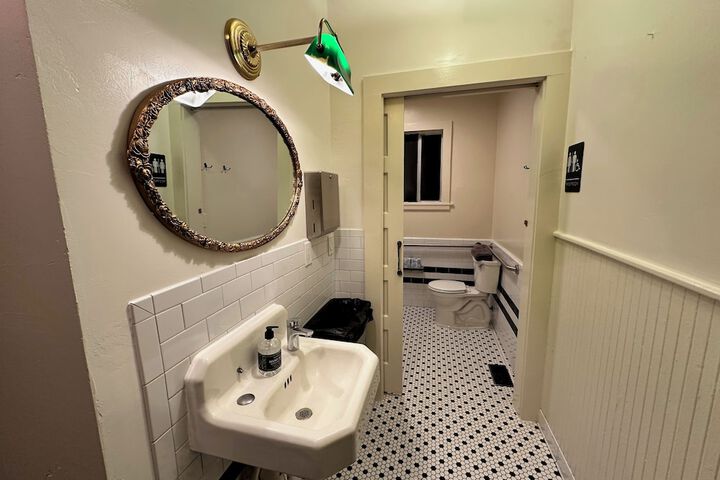 Basic Double Room 1 Queen Bed Shared Bathroom (5 of 14)