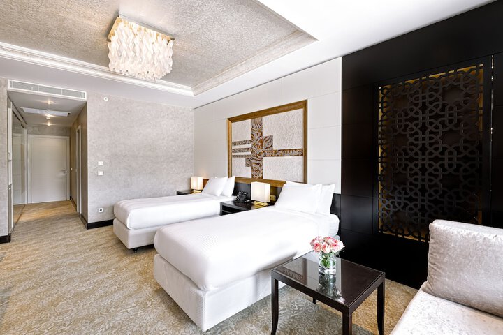 Room 8 of 100