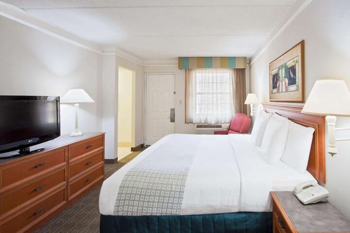 1 King Bed Deluxe Room (2 of 21)