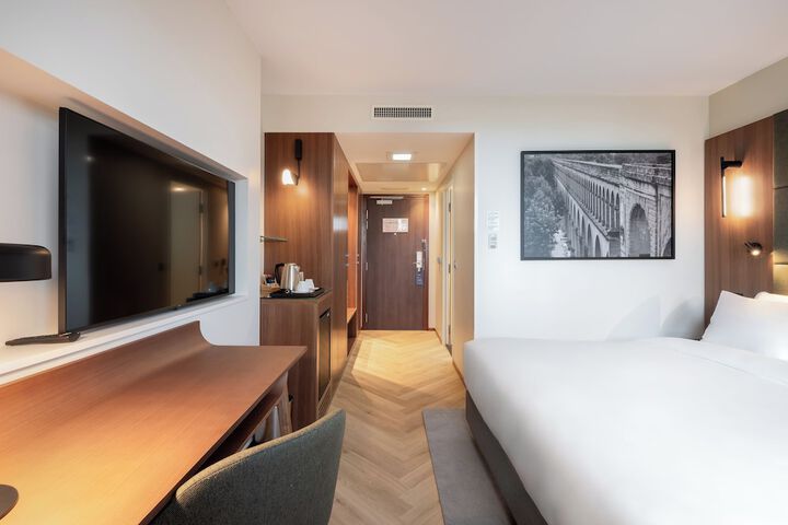 Room 3 of 62