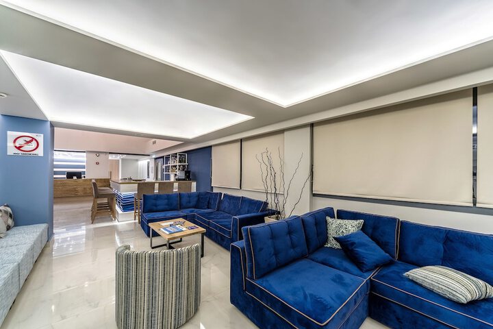 Lounge 84 of 93