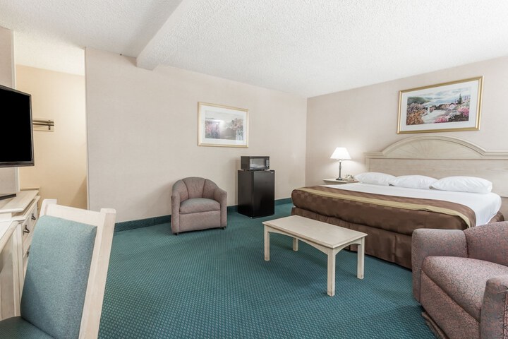 1 King Bed (6 of 10)