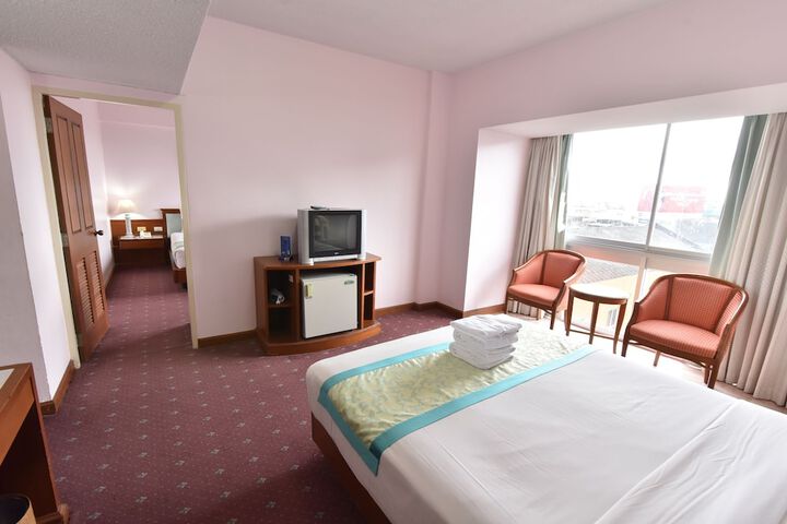 Room 4 of 32