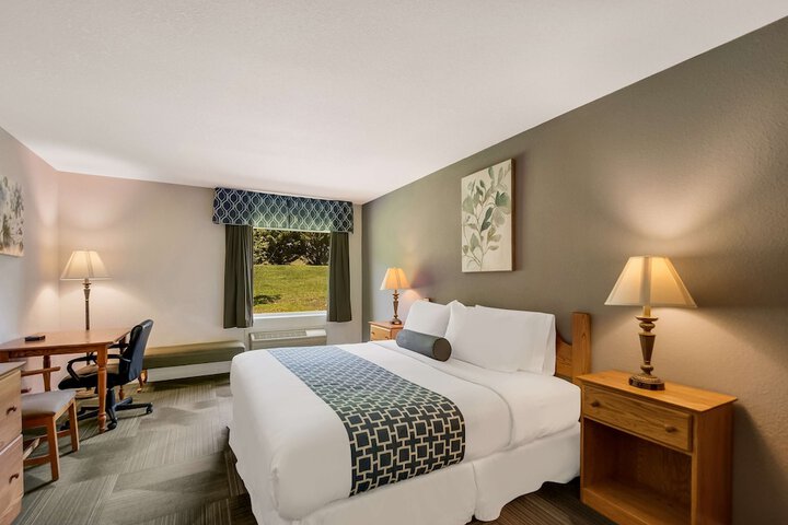 1 King Bed Mobility Accessible Communication Assistance Roll in Shower Full Breakfast (10 of 18)
