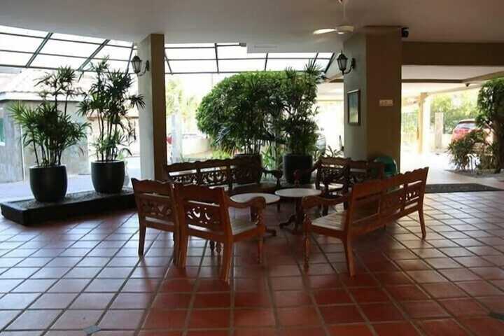 Entrance & Lobby
