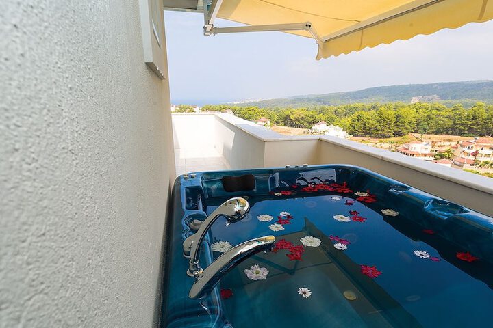 Hot Tub 21 of 141