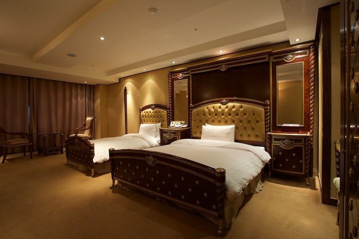 Room 3 of 51