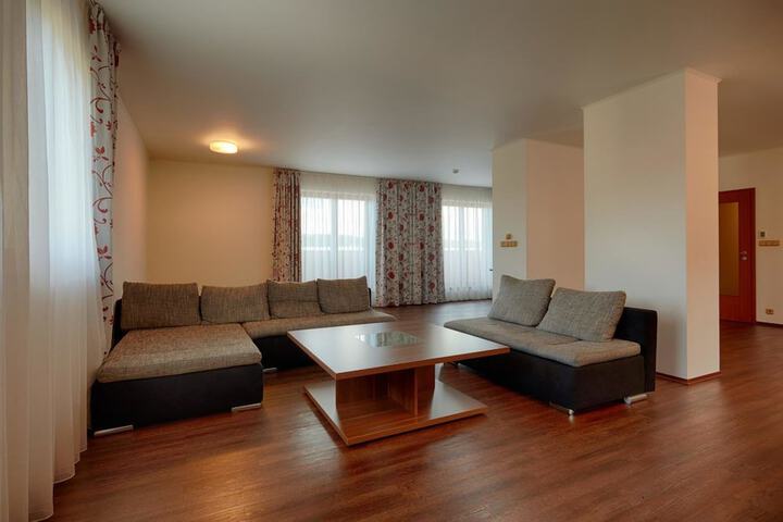 Room 10 of 33