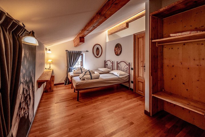 Room 27 of 38