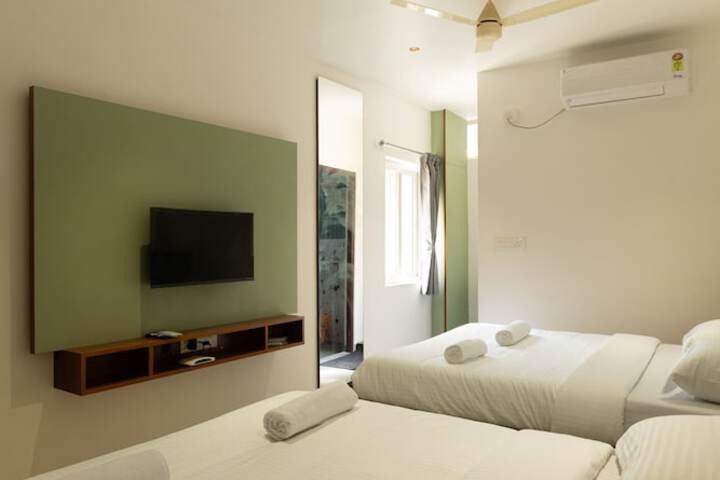 Room 7 of 12
