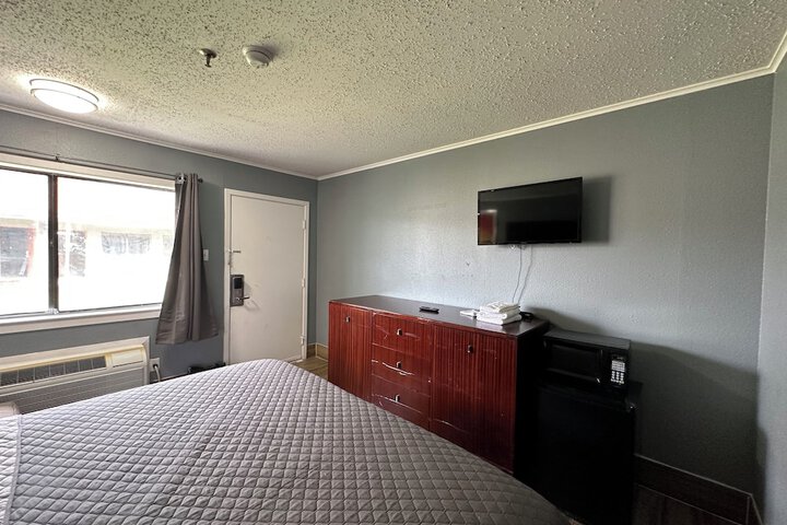 Room 10 of 18