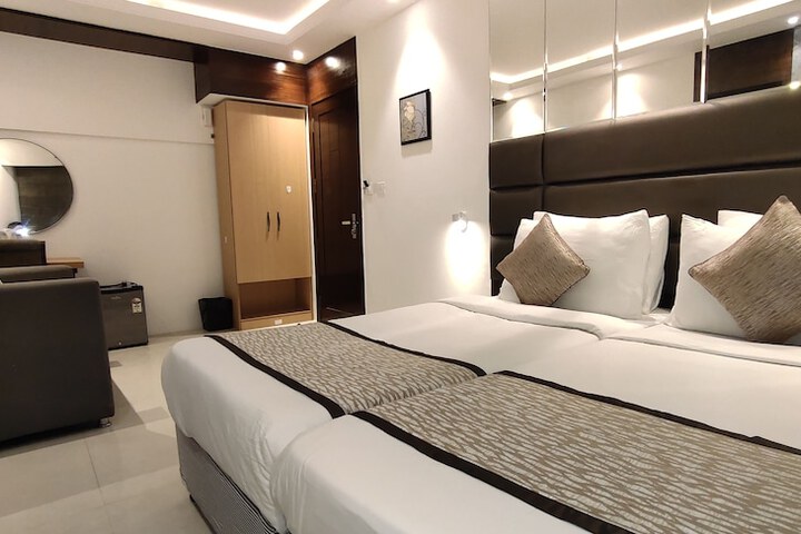 Room 6 of 12