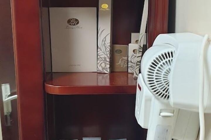 Room 5 of 8
