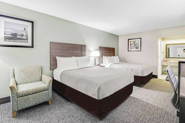 2 Queen Beds (4 of 6)