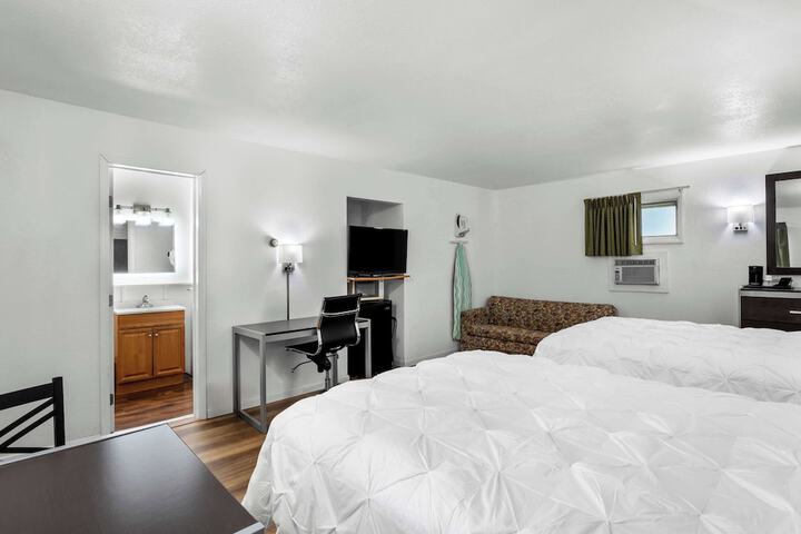 1 King Bed (4 of 18)