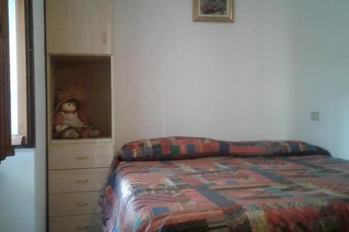 Room 6 of 9