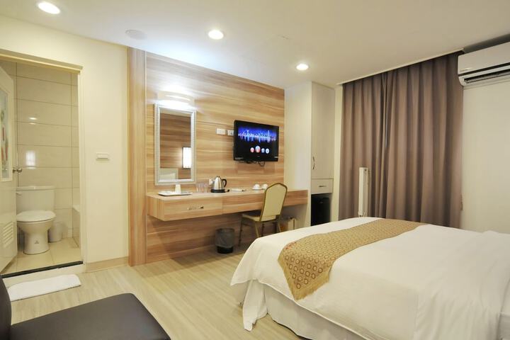 Room 6 of 28