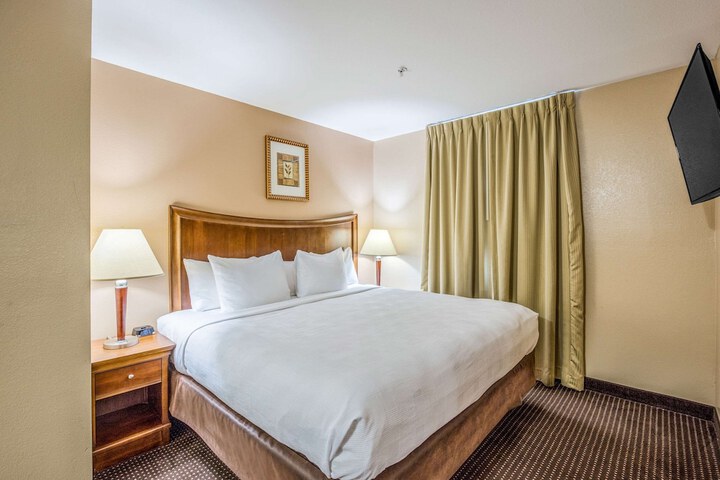 1 Queen Bed Efficiency Suite (5 of 15)