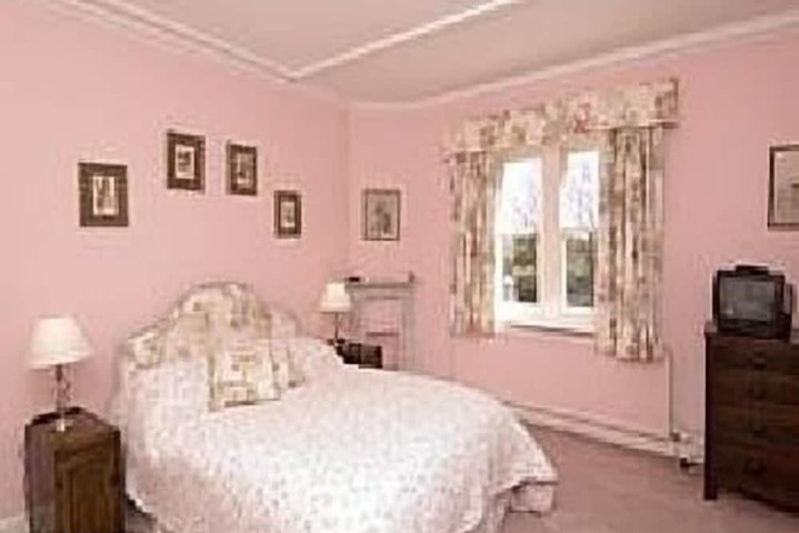 Room 2 of 10