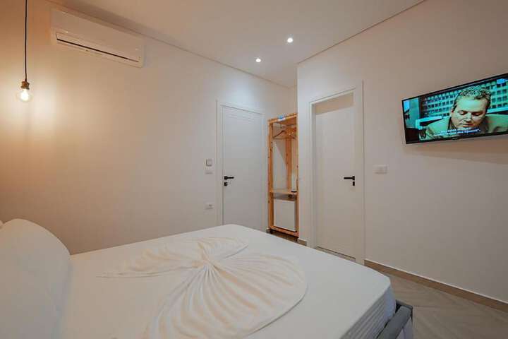 Room 5 of 141