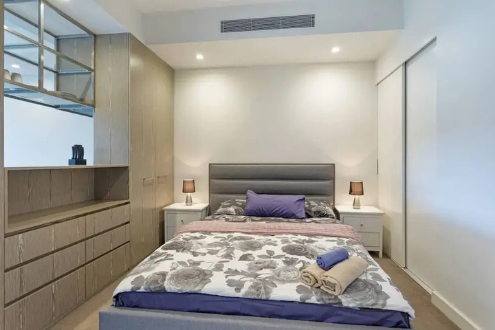 Room 4 of 9