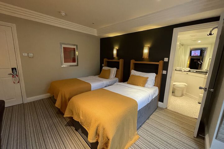 Room 28 of 39