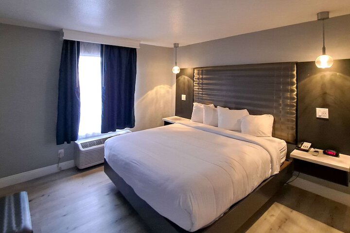 Suite Queen Bed (2 of 3)