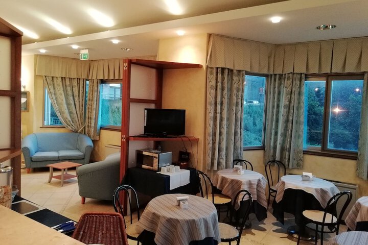 Lounge 23 of 35