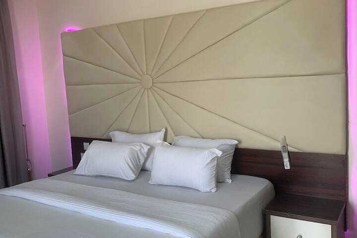 Room 6 of 10