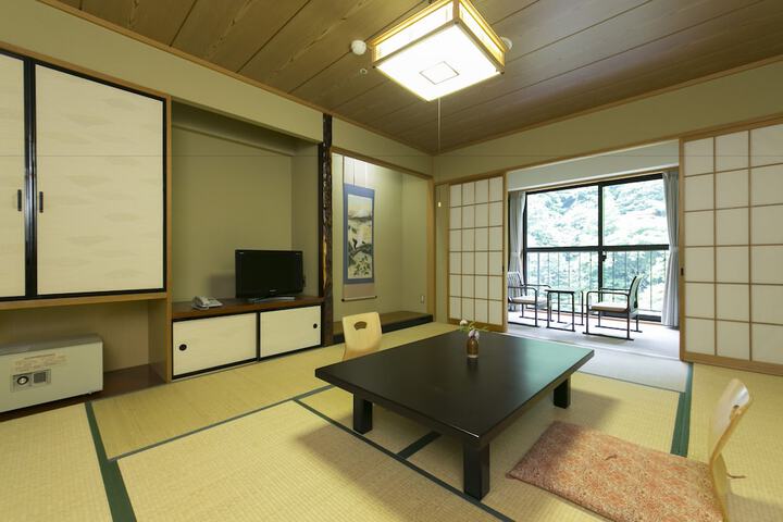 Room 3 of 35
