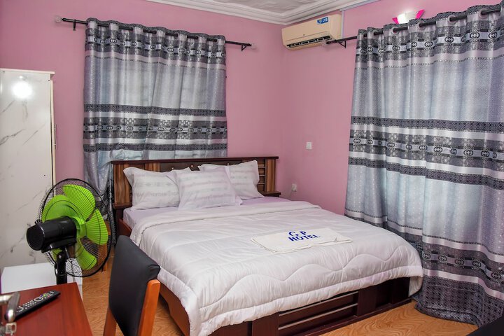 Room 4 of 10