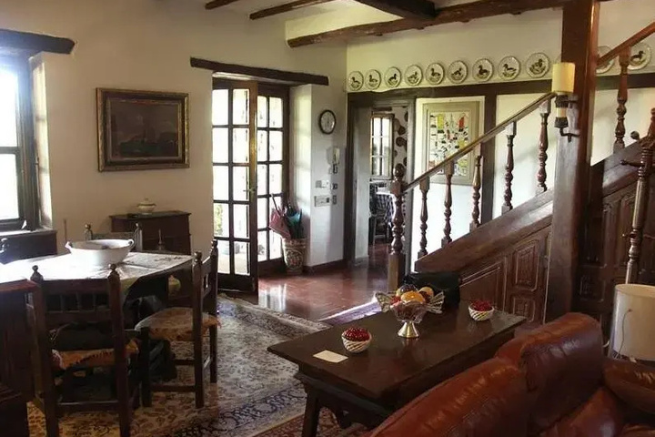 Room 2 of 9