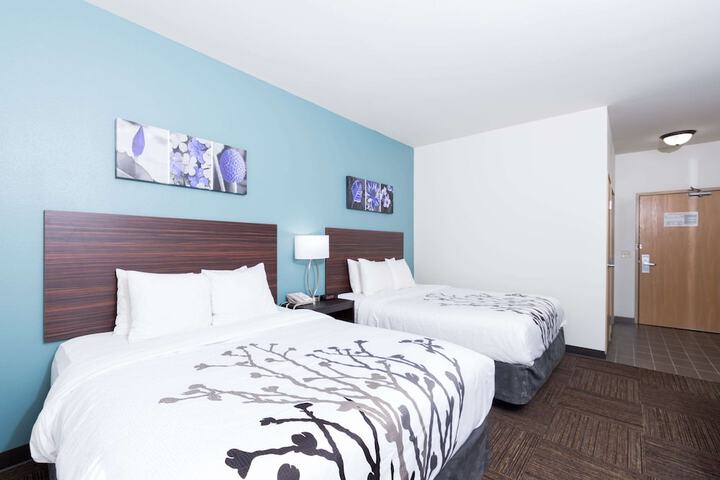2 Queen Beds (2 of 8)