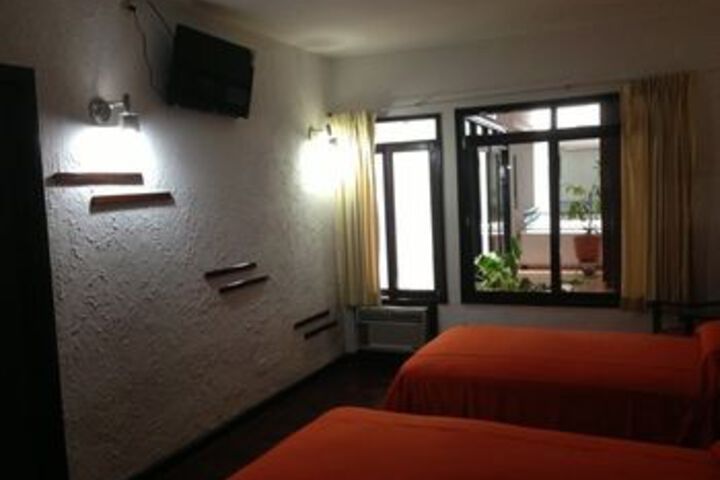 Room 3 of 10