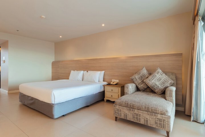 Room 3 of 73