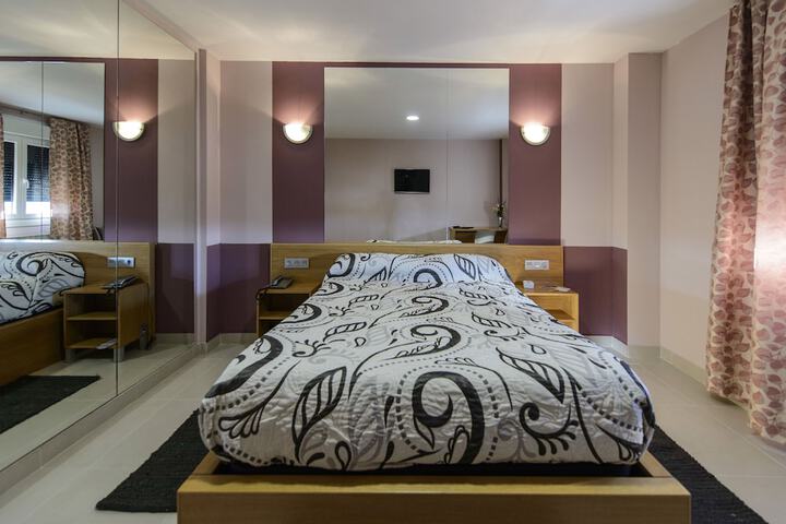 Room 11 of 38