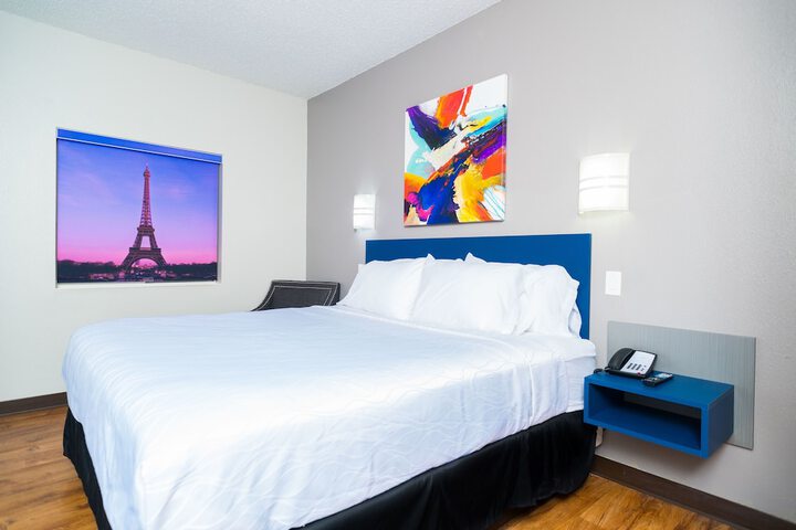 1 King Bed (2 of 15)