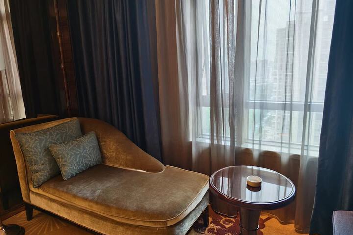 Room 14 of 100