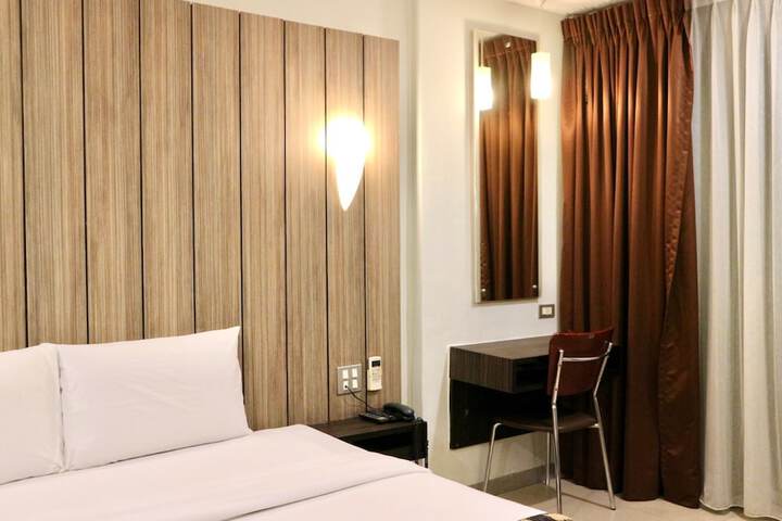 Room 6 of 30