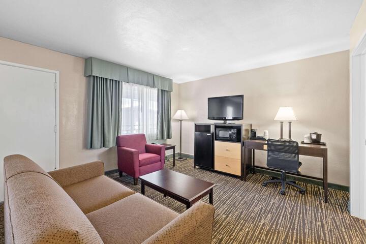 1 King Bed Mobility Accessible Roll in Shower Continental Breakfast (11 of 27)